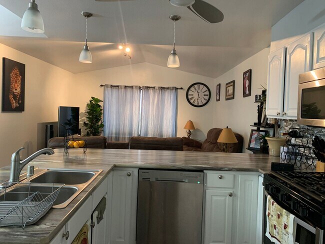 Foto del edificio - Spacious Townhouse, just five minutes from...