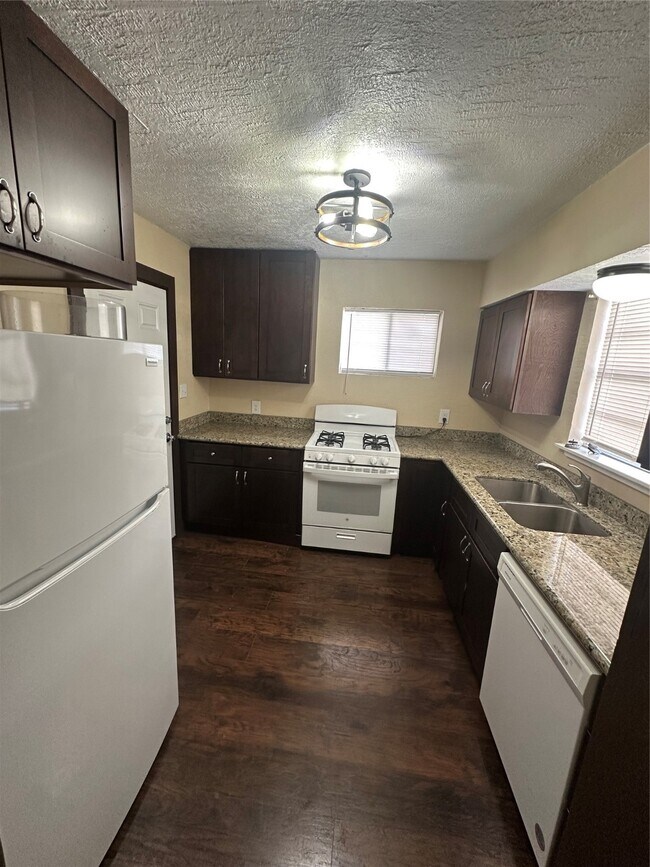 Building Photo - 10715 Hillman Dr