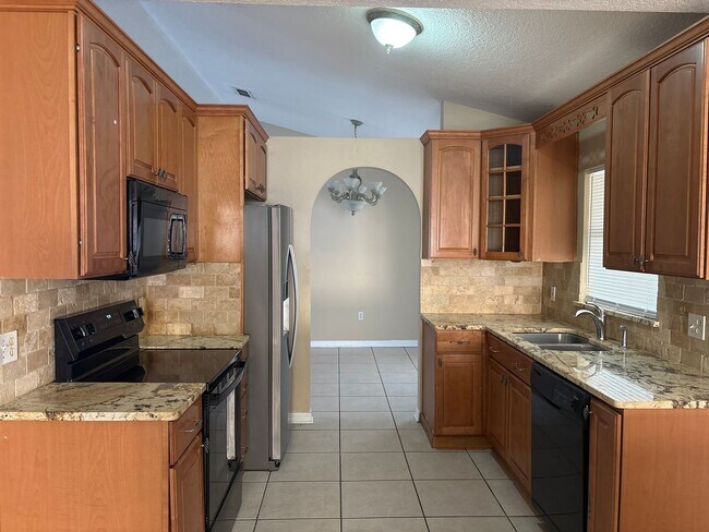 Foto del edificio - Beautiful 4 Bedroom, 2 Bath Split-Floor-Plan Home in Lakeside — Kissimmee, FL