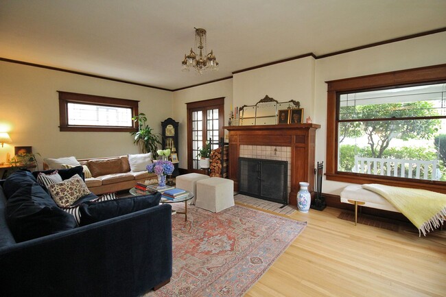 Foto del edificio - LAURELHURST: Classic 4 Bedroom Craftsman G...