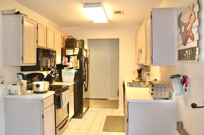 Building Photo - 196 Lola Cir