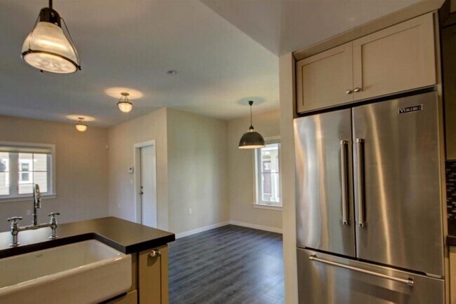 Building Photo - Beautiful unit must see!