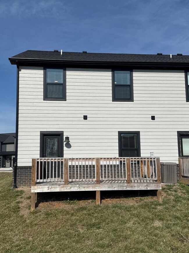 Foto del edificio - Newer End-Unit Townhome in Gated 11 South Community