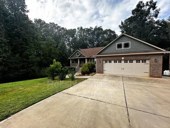 Building Photo - 238 Oakdale Ave