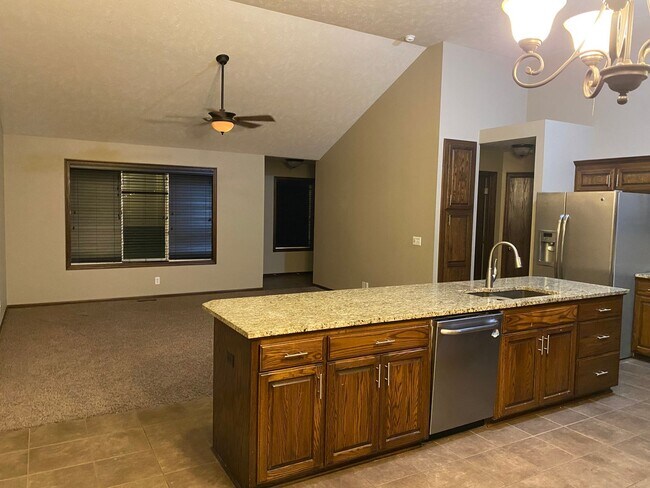 Foto del edificio - Gorgeous Elkhorn 4 Bed 3 Bath Home!