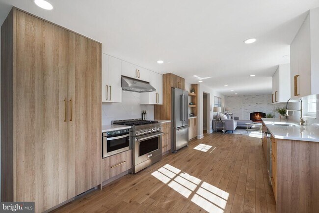 Building Photo - Just minutes to Park Potomac, Pike & Rose, I-270, and more