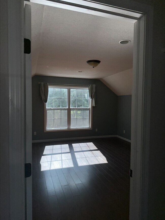 Building Photo - Available for Rent: 2 Bedroom/1.5 Bathroom...