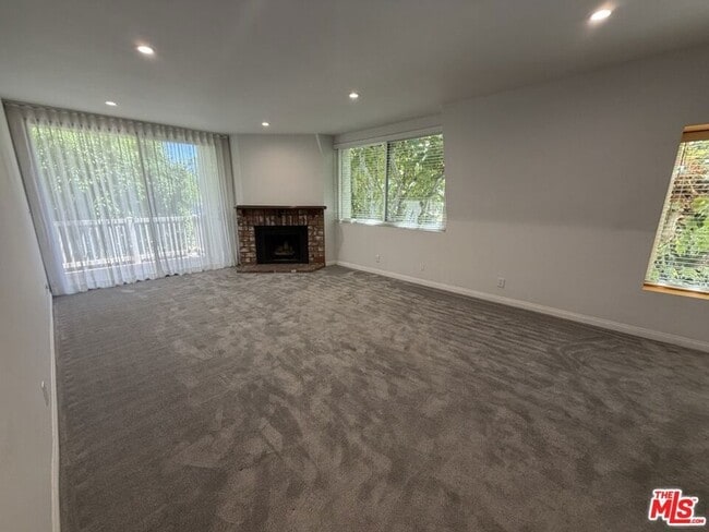 Building Photo - 14315 Riverside Dr