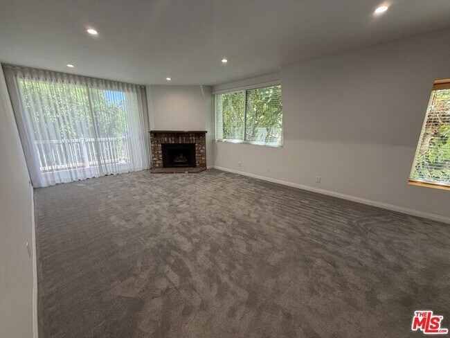 Foto del edificio - 14315 Riverside Dr