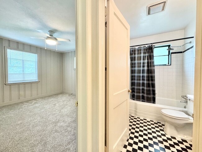 Building Photo - Adorable 2 Bedroom Duplex Close to Downtow...