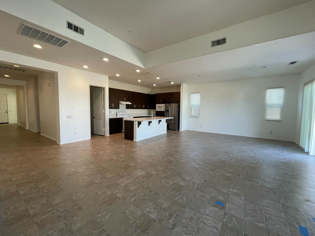 Building Photo - Beautiful 4 bedroom / 2.5 baths single sto...