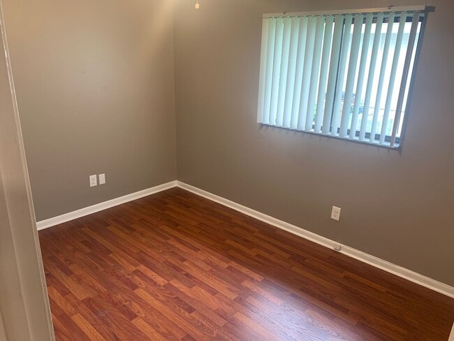 Building Photo - Cute 3 Bedroom 1.5 Bath duplex in Southwes...