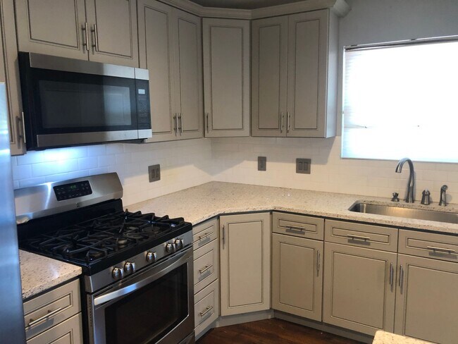 Building Photo - Beautiful Home next to Paddock Lake (3BR/1...