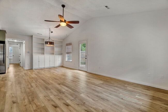 Building Photo - RARE FIND! Immaculate 2 Bed 2 Bath home in great location.