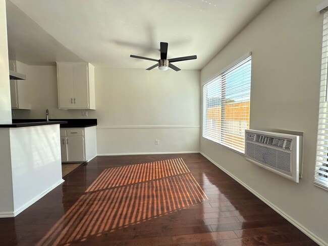 Foto del edificio - Spacious Top Floor 1 Bedroom in West Holly...