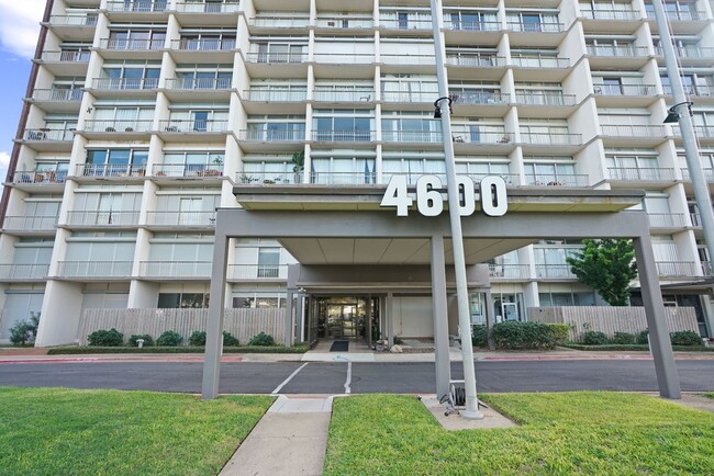Building Photo - Spacious & Easy Condo on Ocean Drive