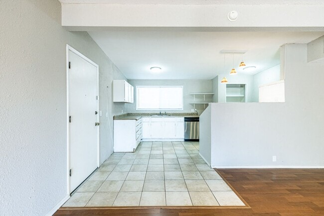 Building Photo - Stylish & Spacious Home!