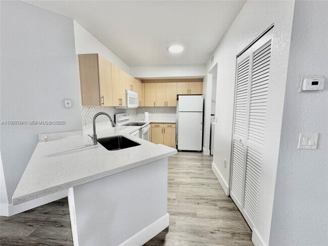 Foto del edificio - 704 Belmont Ln