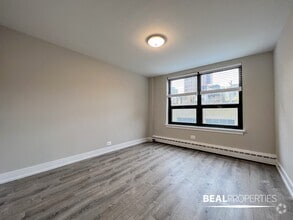 Building Photo - 445 W Wellington Ave