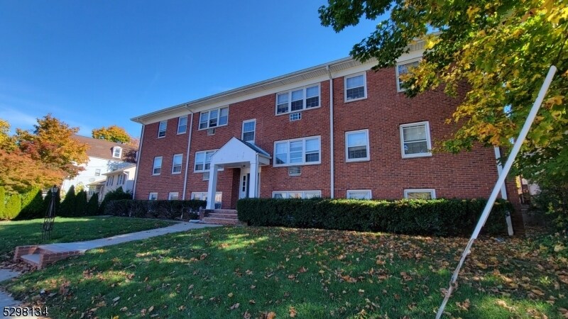 Primary Photo - 138 Roseland Ave