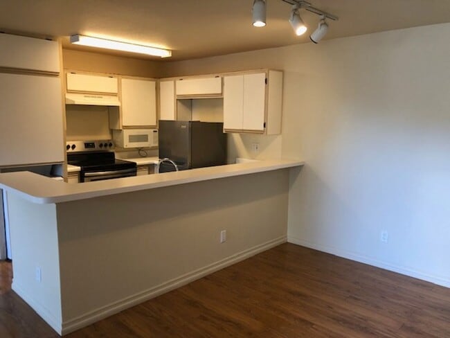 Foto del edificio - 1 Bedroom Luxury Living . . .  with 2 gated parking spots