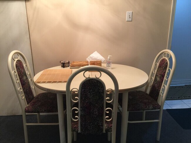 Photo du bâtiment - Spacious 1 bedroom basement - *Wont Last*