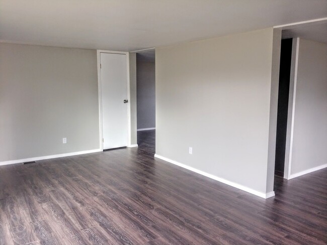 Building Photo - 3 Bedroom Family Home