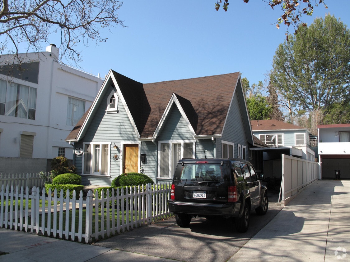 Building Photo - 617 Westmount Dr