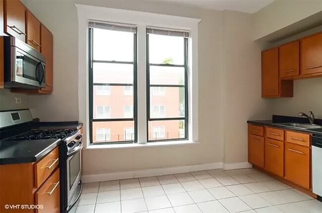 Kitchen - 1701 N Albany Ave