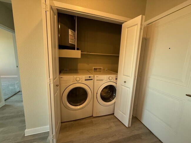 Foto del edificio - Urban Village at Rosehill Garland Apartments