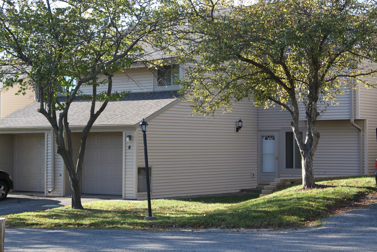 2 Oakridge Ct, Watertown, WI 53094 Townhome Rentals in Watertown WI