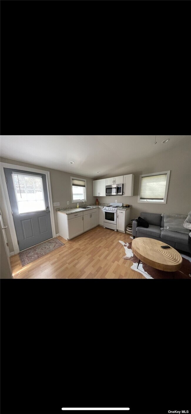 Foto del edificio - 8 Martha Ln