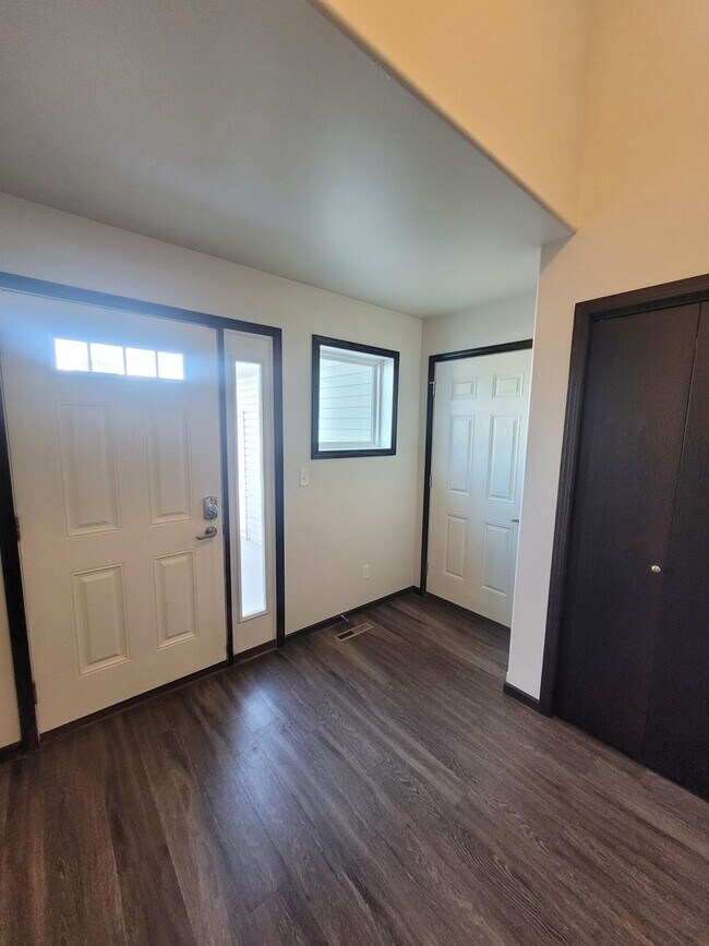 Building Photo - 3 Bed 2 Bath Twin Home