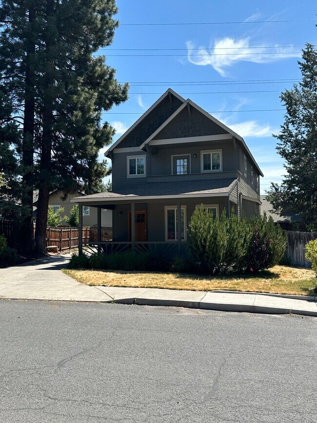 Foto del edificio - Bring the DOG! 3 Bdrm located in Westside Pines, All Appliances, Newer Paint In & Out, Double Gar...