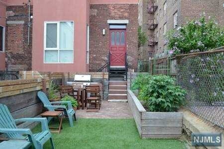 Foto principal - 108 E 63rd St