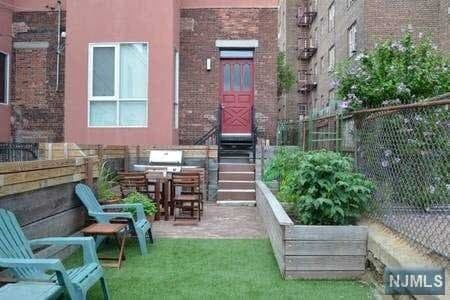 Primary Photo - 108 E 63rd St