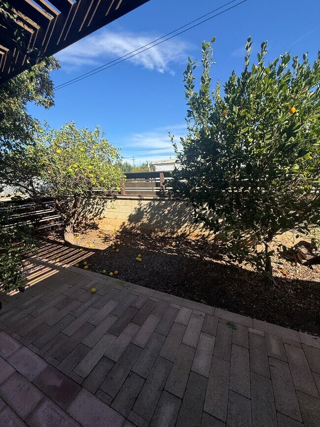 Building Photo - Great home close to the beach