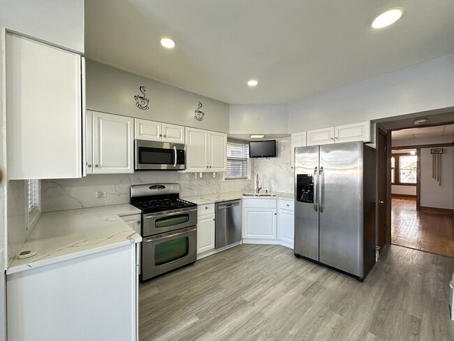 Building Photo - 3117 N Mango Ave