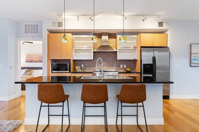 Building Photo - Gorgeous condo with city views