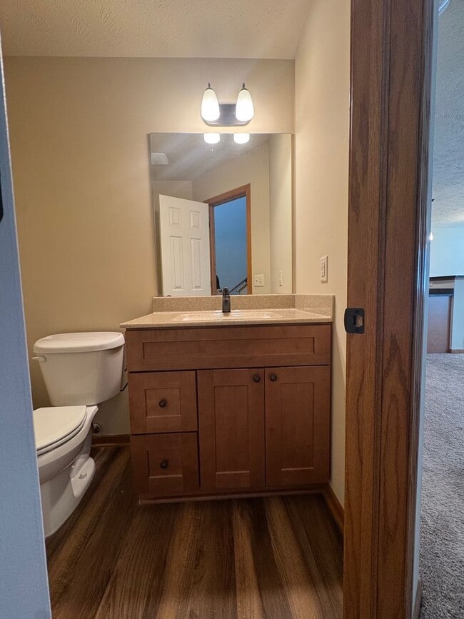 Building Photo - Spacious 3-Bedroom Townhome in Prairie Vil...