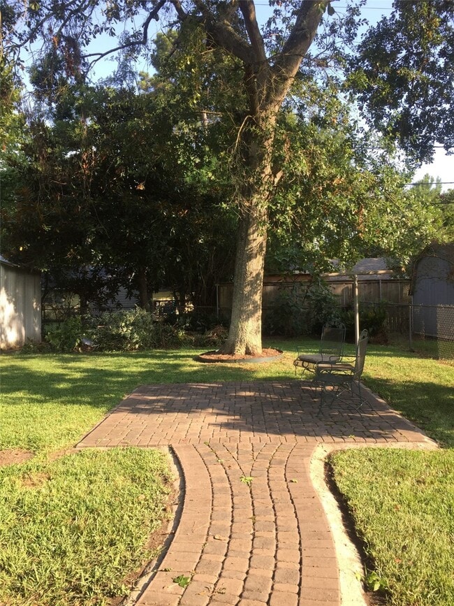 Building Photo - 2115 Gardenia Dr