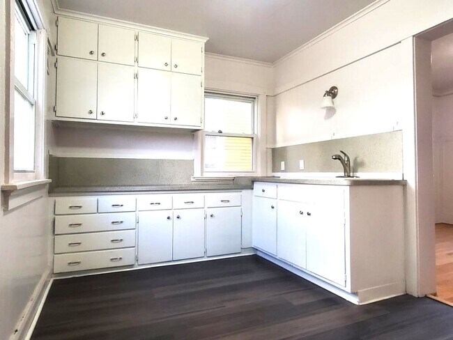 Building Photo - Beautiful Updated 3-bedroom Colonial