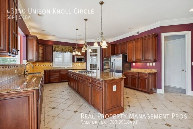 Foto del edificio - Rarely Available 5 Bedroom 5.5 Bath Estate...