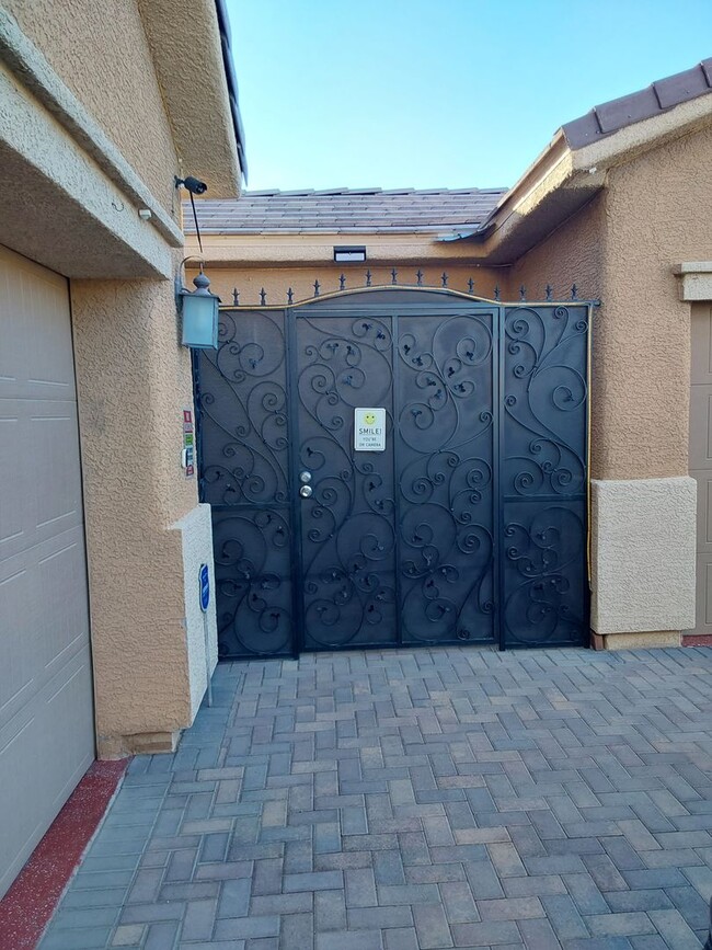 Building Photo - Stunning 5 Bedroom Home Near Aliante Casino