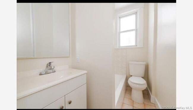 Foto del edificio - 959 Van Nest Ave