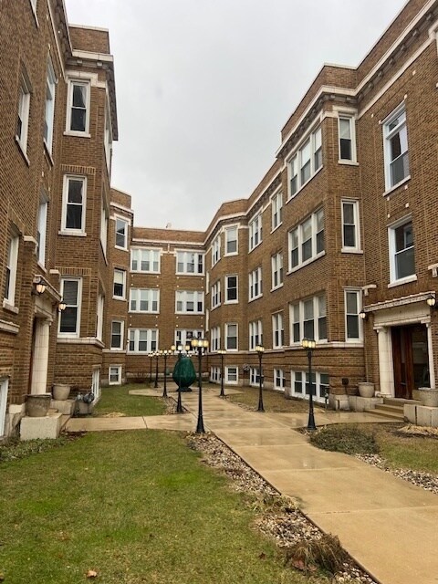 Building Photo - 6912 N Lakewood Ave