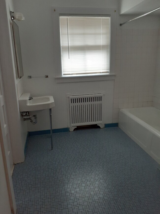 Bath - 627 Madison Ave SE