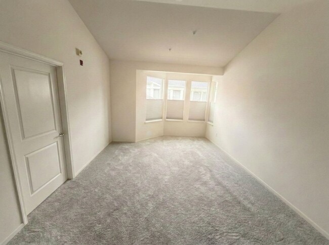 Foto del edificio - Downtown Oakland Condo w/ Parking & In Unit Laundry