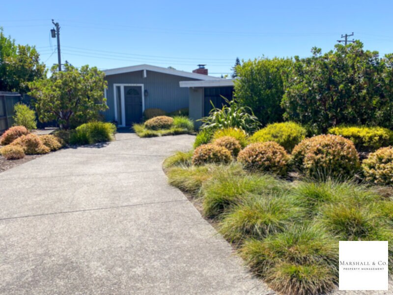 Foto principal - CHARMING 3BR/2BA W/ NEW LAM FLRS, NEW STOV...