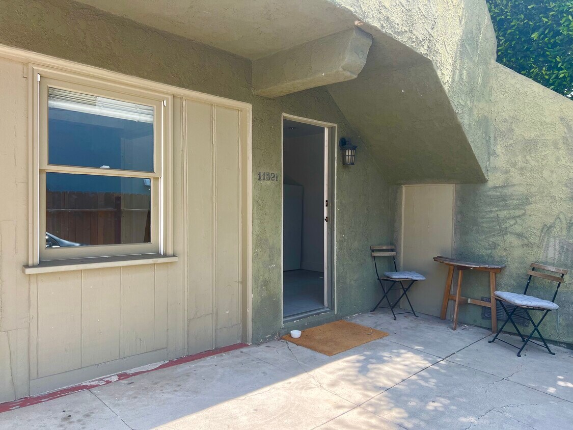 Foto principal - 1152 1/2 N Sycamore Ave